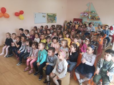 Приказката "Дядо вади ряпа" с участието на децата от 149 ДГ "Зорница". - ДГ 149 Зорница - София, Сердика