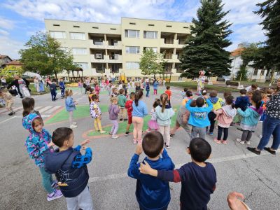 Забавления в двора на детската градина. - ДГ 149 Зорница - София, Сердика